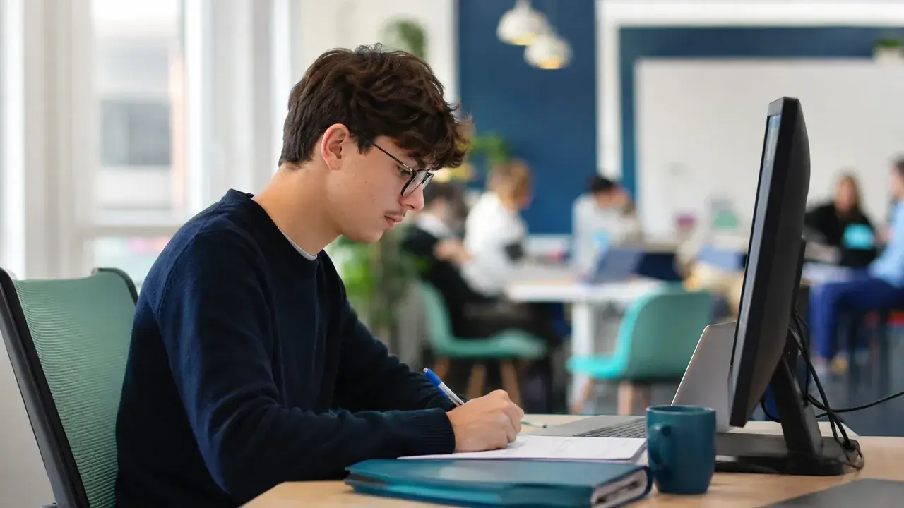 Le même apprenant à son poste en entreprise, devant son écran